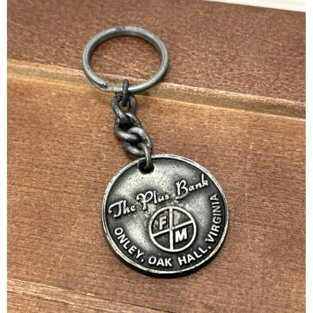 The Plus Bank Onley Oak Hall Virginia Metal‎ Round Keychain, Vintage